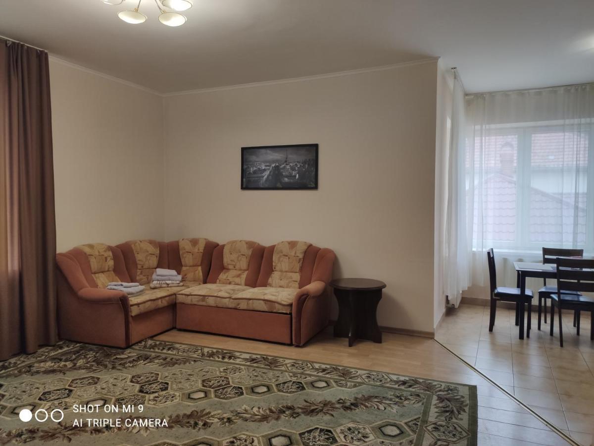 Apartments Domovik Просторная Квартира С Видом На Горы Μουκάτσεβο Εξωτερικό φωτογραφία